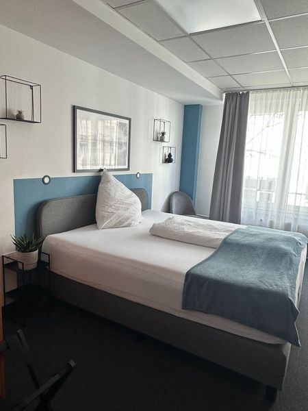 21 Apartments jeweils mit Küche und Bad, 1 WHG 120m², 2 Gewerbe